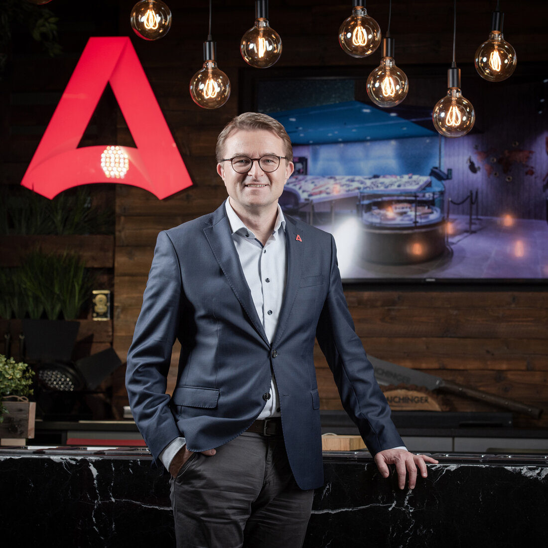 120 Jahre Aichinger: Was 1904 in Nürnberg begonnen hat, feiert heuer sein Jubiläum.
Aichinger, einer der führenden Ladenbauer im deutschsprachigen Raum,
kann auf 120 sehr erfolgreiche Jahre zurückblicken.
