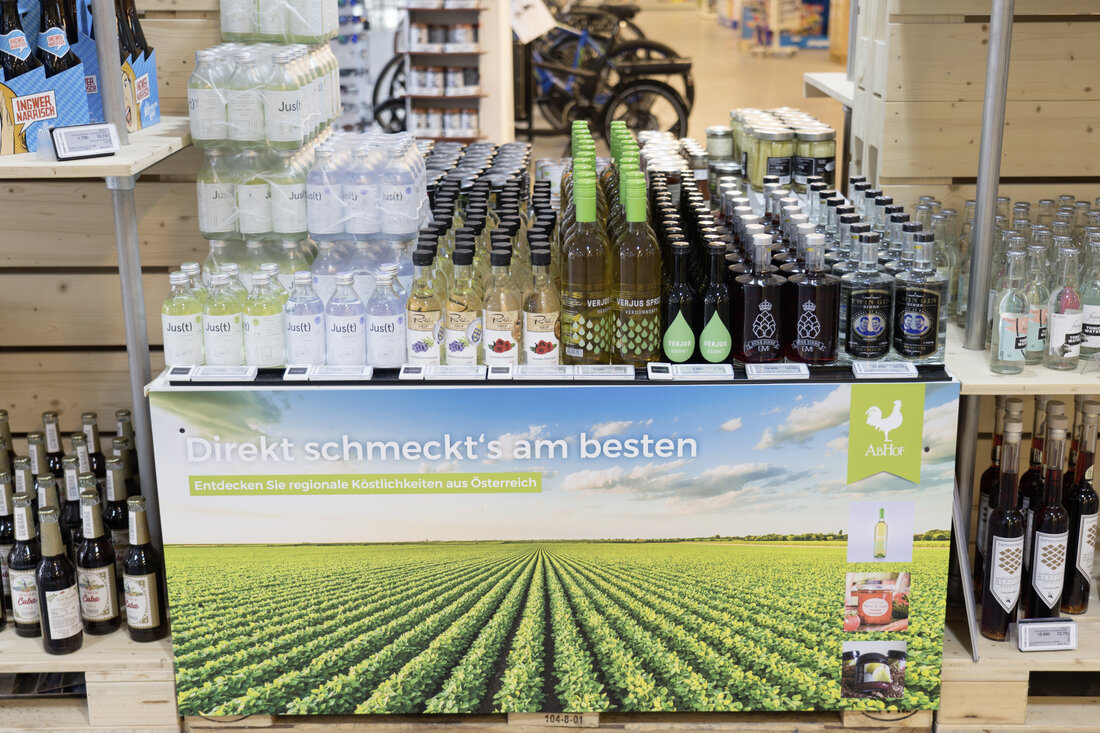 AbHof bildet eine Brücke zwischen METRO und den Direktvermarktern, mit dem Ziel, heimische Landwirte zu unterstützen und zu fördern. AbHof ist der führende Marktplatz für regionale, hochwertige und nachhaltig produzierte landwirtschaftliche Bio-Produkte, Rindfleisch, Bison, Wagyu, Lamm, Schwein, Fisch sowie Geschenk- Boxen, Geschenkgutscheine und Erlebnisse. AbHof unterstützt die kleinstrukturierte Landwirtschaft, stärkt die Wertschöpfung in den Regionen und holt Menschen vor den Vorhang, die wertvolle Arbeit leisten und hochwertige Lebensmittel herstellen. Veränderte Kundenbedürfnisse erfordern neue Wege METRO Österreich CEO Xavier Plotitza: „Kurze Wege vom Feld ins Regal, erntefrischer Geschmack und nicht zuletzt die Unterstützung der Produzenten vor Ort – viele Gründe sprechen &hellip;