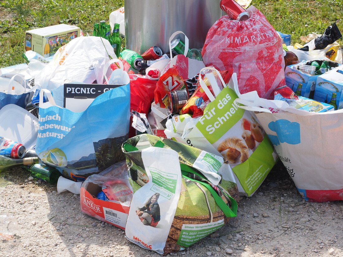 Lebensmittelabfälle entstehen entlang der gesamten Wertschöpfungskette – Landwirtschaft, Produktion, Handel, Gastronomie und Haushalte. Rund 121.800 Tonnen vermeidbare Lebensmittelabfälle fallen in der österreichischen Lebensmittelproduktion jedes Jahr – so zeigt eine Studie des Österreichischen Ökologie-Instituts auf. Dadurch ergibt sich in dieser Branche ein Potential zur Vermeidung der Lebensmittelabfälle durch die Weitergabe an soziale Einrichtungen. Abfallvermeidung ist der oberste Grundsatz der europäischen Abfallpolitik. Insbesondere die Reduktion von vermeidbaren Lebensmittelabfällen ist aus ethischen, ökologischen, sozialen und ökonomischen Gründen zu priorisieren. Österreich bekennt sich zum Ziel der UN-Agenda 2030 für nachhaltige Entwicklung, bis zum Jahr 2030 vermeidbare Lebensmittelabfälle pro Kopf auf Einzelhandels- und Verbraucherebene um 50 …