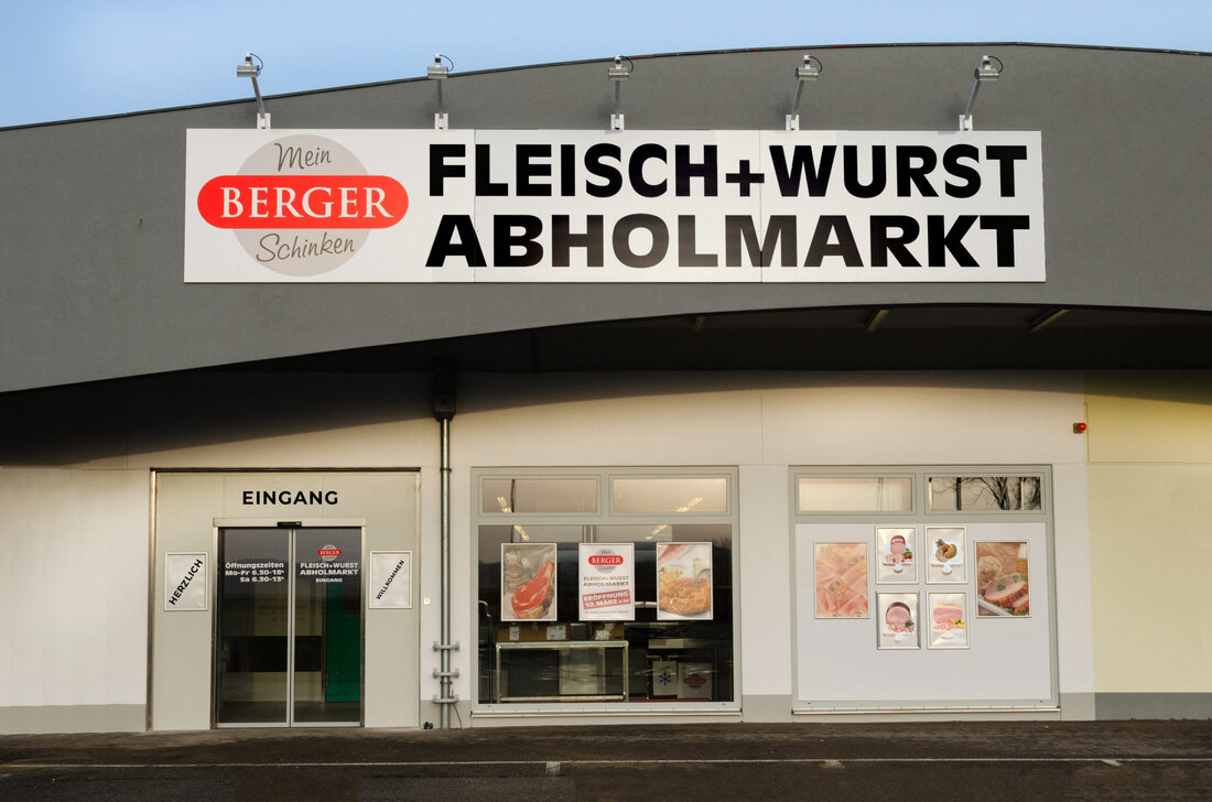 Alles unter einem Dach Der heimische Schinken- und Fleischspezialist Berger Schinken eröffnete im März in Poysdorf – direkt im Gewerbepark im Ortsteil Wetzelsdorf – einen weiteren Abholmarkt. Somit betreibt Berger nun fünf eigene Filialen und vier Abholmärkte. Nun können im niederösterreichischen Poysdorf Privatkunden, Unternehmer und Gastgewerbetriebe nach Herzenslust auf 300 m2 aus einem 400 Artikel umfassenden Angebot aus Wurst-, Schinken- und Fleisch- spezialitäten wählen – und dank der Großpackungen zu wirklich attraktiven Preisen einkaufen. Unter der Leitung von Tomas Zumpf steht ein insgesamt vierköpfiges Team den KundInnen beratend zur Seite. Made in Niederösterreich Bereits seit 130 Jahren steht das nunmehr &hellip;