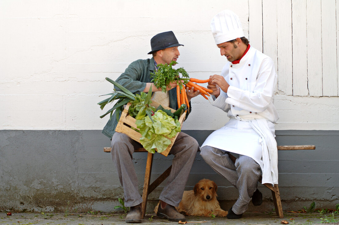 Das „Genuss-Netzwerk” will Direktvermarkter, Manufakturen und Gastronomiebetriebe aus der AMA Genuss Region zusammenführen. Ganz seinem Auftrag entsprechend, hat das Netzwerk Kulinarik diese digitale Vernetzungsplattform eingerichtet. Diese Woche fand der erste Praxistest mit steirischen Betrieben statt. Im Herbst wird das Projekt österreichweit ausgerollt. Das „Genuss-Netzwerk” funktioniert ähnlich wie Partnersuchplattformen. Jeder Betrieb legt ein Profil von sich an und beschreibt sein Angebot beziehungsweise seine Nachfrage. Mit Filterfunktionen werden relevante Betriebe aus der Umgebung oder nach bestimmten Produktkategorien gesucht. Mit der integrierten Chat- und Videofunktion können die Betriebe direkten Kontakt aufnehmen und Informationen zum Produkt, zum Betrieb oder zur Herstellung austauschen. Plattform für …