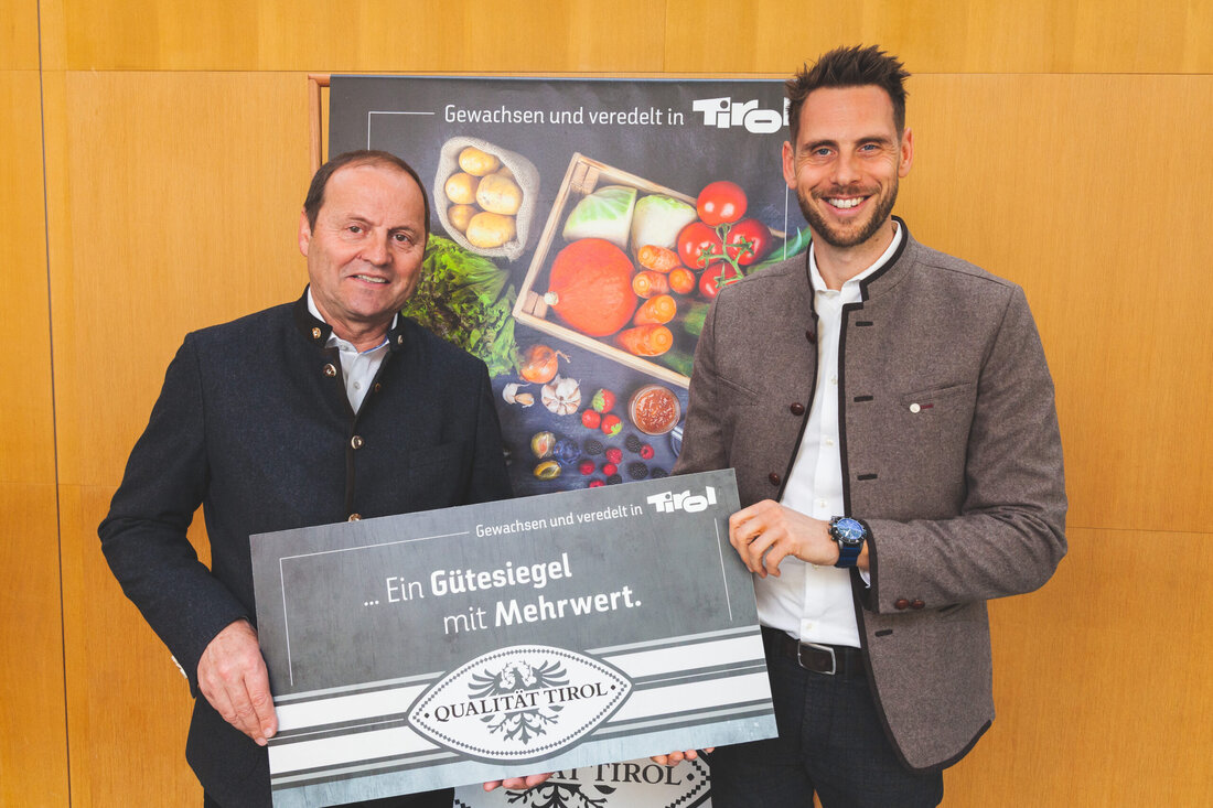 „Regionalität zahlt sich nicht nur für die Konsument:innen und Bäuer:innen aus. ‚Qualität Tirol‘ rechnet sich für alle. Jeder Euro, der in die Agrarmarketing Tirol investiert wird, kommt elffach an die öffentliche Hand zurück“, freut sich Tirols Landeshauptmannstellvertreter Josef Geisler. Regionale Produkte würden stetig an Bedeutung gewinnen. „Ein Großteil des Umsatzzuwachses kommt direkt der Tiroler Landwirtschaft zugute. Damit werden der Wertschöpfungsanteil der Landwirtschaft gesteigert und die regionalen Wirtschaftskreisläufe gestärkt. 25 Mio. Euro an Steuern und Abgaben beweisen den positiven Effekt auf den öffentlichen Haushalt“, so Geisler. AMT verdoppelt Umsatz in fünf Jahren auf 36,7 Millionen Euro In einem herausfordernden Wettbewerbsumfeld sei es gelungen, langfristige …