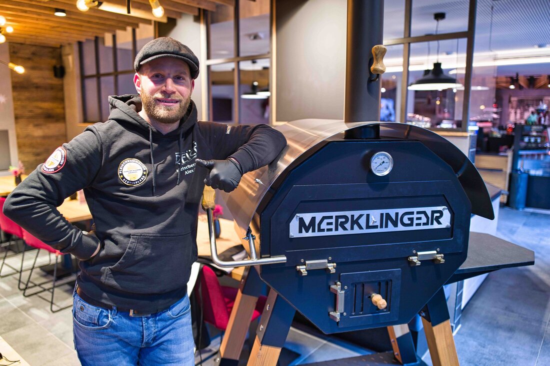 Warum braucht man eigentlich im Catering einen Ofen und zusätzlich noch einen oder sogar mehrere Grills? Das hat sich auch Markus Merklinger gefragt und sich auf die Suche nach einer Lösung gemacht und wollte einen Allrounder schaffen, in dem man backen, grillen, kochen, smoken und auch räuchern kann. Nach fünf langen Jahren Tüftelei war es so weit: Der Merklinger Holzbackofen war geboren! Der entscheidende Unterschied zu den Mitbewerbern: Der Merklinger ist ein Holzbackofen, eigentlich eine kompakte Outdoorküche, für höchste Ansprüche. Der Merklinger ist bis ins kleinste Detail durchdacht, gebaut in kompromissloser Qualität und in Deutschland aus regionaler, ehrlicher Handarbeit gefertigt. …