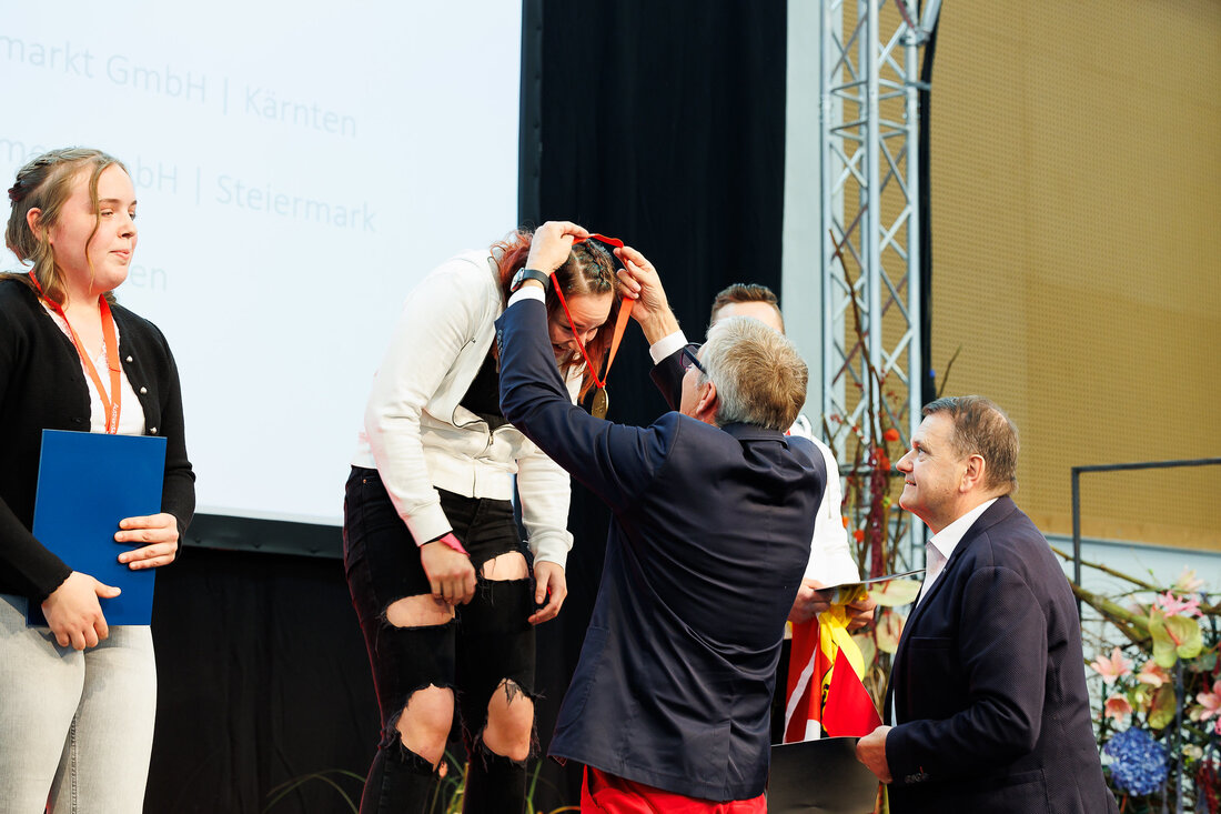 AustrianSkills sind die österreichischen Staatsmeisterschaften der Berufe. Die Berufswettbewerbe werden alle zwei Jahre quasi als nationale „Qualifikationsspiele“ für die nachfolgenden internationalen Berufswettbewerbe ausgetragen. Denn wie im Sport gibt es auch in vielen Berufen Weltmeisterschaften (WorldSkills) und Europameisterschaften (EuroSkills), wo in fast jeder Disziplin ein Teilnehmer (bzw. ein Team) für Österreich startet. Ferdinand Sorger hat gerade die EuroSkills 2023 gerockt – Fleisch &amp; Co hat berichtet.  AustriaSkills 2023 – ein voller Erfolg Rund 100 Jungfachkräfte gaben an drei Wettbewerbstagen im Kampf um die Staatsmeistertitel alles und lieferten starke Performances im Rahmen von AustrianSkills 2023 ab. Das Ergebnis von AustrianSkills ist die Basis für &hellip;