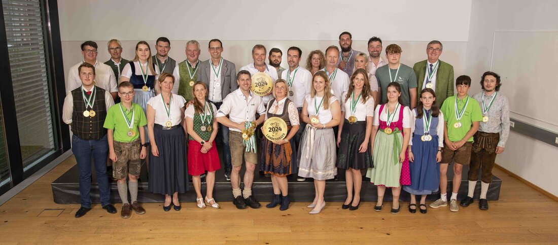 Die Verbindung von Tradition und Innovation spielt in der österreichischen Lebensmittelproduktion eine zunehmend bedeutende Rolle. Kürzlich fand in der Steiermark die Landesprämierung für Schinken-, Speck- und Wurstwaren statt, bei der einige der besten Produkte des Landes ausgezeichnet wurden. Die Landwirtschaftskammer Steiermark ehrte die besten Direktvermarkter:innen, die mit ihrem handwerklichen Können und kreativen Ansätzen die Geschmäcker der Region bereichern. Ein Höhepunkt der kulinarischen Vielfalt Insgesamt 308 Produkte, darunter klassische und innovative Spezialitäten, wurden von 66 steirischen Direktvermarkter:innen zur Bewertung eingereicht. Diese beeindruckende Zahl verdeutlicht die hohe Qualität und das außergewöhnliche Engagement der Akteure in der Region. „Unsere Direktvermarkter:innen sind sehr innovativ“, &hellip;
