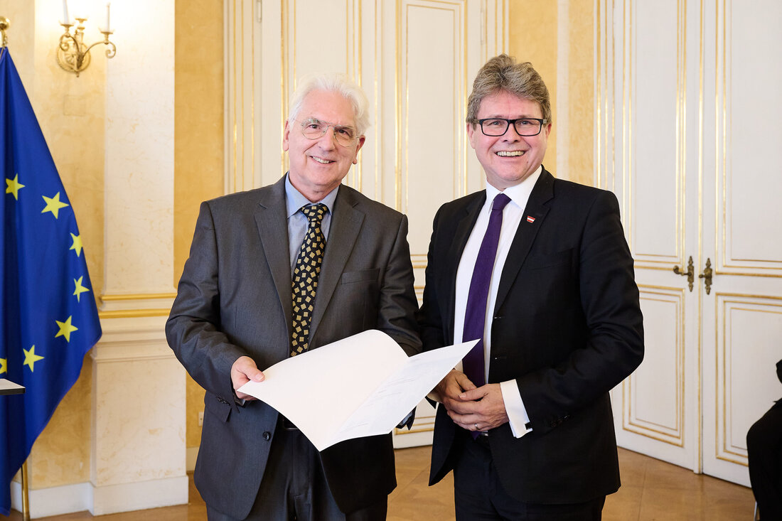 Helmut Lechner erhält Berufstitel Professor. Mit dieser Ehrung wird Lechners herausragender Beitrag zur Hygieneausbildung im Lebensmittelbereich gewürdigt.