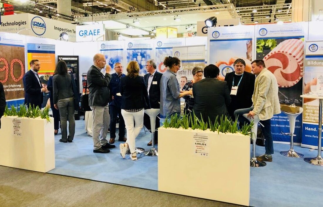 Die 1. Bayerische Fleischerschule Landshut (1. BFS) präsentiert sich auf der diesjährigen IFFA erneut als zentrale Anlaufstelle für Fachwissen und Netzwerkbildung. Neben bewährten Formaten wie dem Absolventenabend und einem exklusiven Gewinnspiel bietet der Messestand auch einen internationalen Treffpunkt für Fachleute und Interessierte.