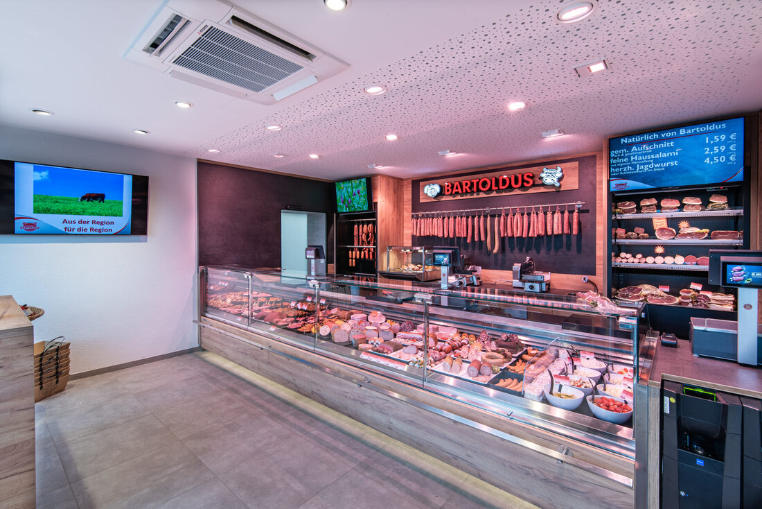 Eine moderne und zeitgemäße Ladeneinrichtung trägt dazu bei, dass Metzgereien für ihre Kunden den besten Service bieten und dadurch höhere Umsätze erzielen. Dieser Ansatz steht im Mittelpunkt der Zusammenarbeit zwischen der Familie Bartoldus und dem Hanke Team, die übrigens 2023 auf der SÜFFA in Stuttgart begann.