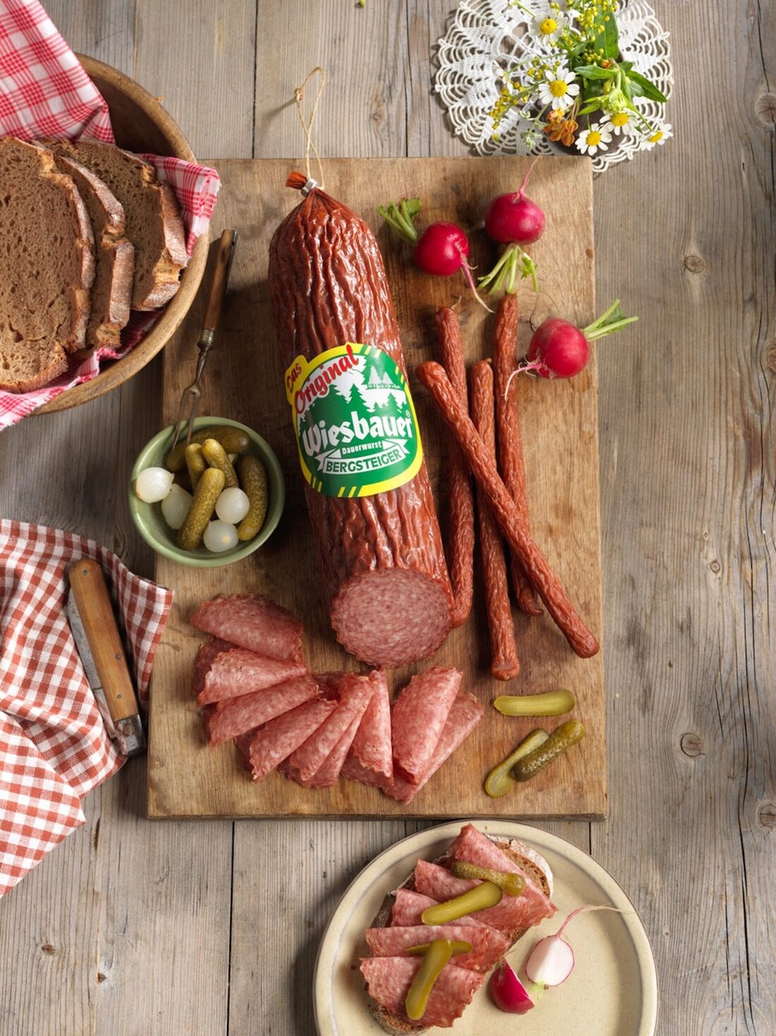 In einem zunehmend schwierigen Marktumfeld hat Wiesbauer, ein renommierter Player in der Fleischwarenbranche, beeindruckende Geschäftsergebnisse erzielt. Trotz der anhaltenden Herausforderungen im Jahr 2023 konnte das Unternehmen seinen Gruppenumsatz um 6,6% auf 239 Millionen Euro steigern. Diese Leistung ist bemerkenswert, insbesondere im Kontext der gestiegenen Produktionskosten und des Rückgangs der Absatzmenge. Wiesbauer-Geschäftsführer: Ein Jahr voller Herausforderungen Thomas Schmiedbauer, der Geschäftsführer von Wiesbauer, beschreibt das vergangene Jahr als das herausforderndste seiner Karriere. Trotz gesunkener Energiekosten übten die steigenden Rohstoffpreise und Lohnerhöhungen enormen Druck auf das Unternehmen aus. Trotzdem bleibt Wiesbauer ein verlässlicher Partner im Handel und sichert weiterhin die Arbeitsplätze seiner 870 &hellip;