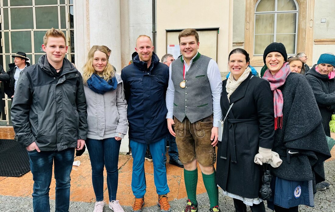 Landhuter Trio bei Metzgersprung. Peter Mauser, Stefan Ripper und Johann Wimmer eint nicht nur die Liebe zu ihrem Handwerk und ihre Wurzeln im Salzburger Land, sondern auch der Besuch an der Landshuter Meisterschmiede. Am Faschingssonntag waren alle drei beim traditionellen Metzgersprung in Salzburg am Start und wurden für ihren Bildungserfolg ausgezeichnet.