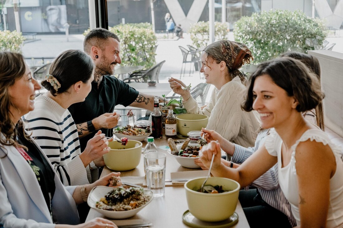 Eine aktuelle Umfrage zeigt: Junge Arbeitnehmer in Österreich leiden besonders unter der Inflation und setzen verstärkt auf Essensgutscheine, um die Kosten für ihre tägliche Ernährung zu decken.