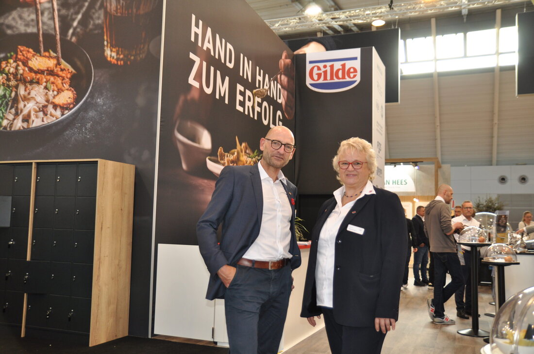 Aus der Zentralgenossenschaft des europäischen Fleischergewerbes eG (Zentrag) entstand im Mai 2024 eine neue Marke: Gilde – Ihr Partner für das Lebensmittelhandwerk eG. Als österreichisches Mitglied ist natürlich ebenso der Fleischerverband betroffen, auch wenn es bis zur Umfirmierung noch dauern dürfte. Die gravierendste Änderung der neuen Geschäftsstrategie: Die Gilde öffnet sich für alle Lebensmittelhersteller.