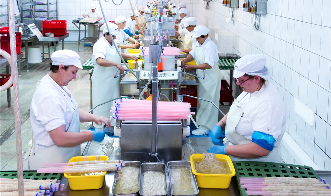 Naturdärme liegen im Trend – die nationale und internationale Nachfrage hat erneut zugelegt.
Das Saarbrückener Unternehmen Amjadi liefert beste Qualität – erhältlich sind die Produkte bei allen Fleischerverbänden und Genossenschaften