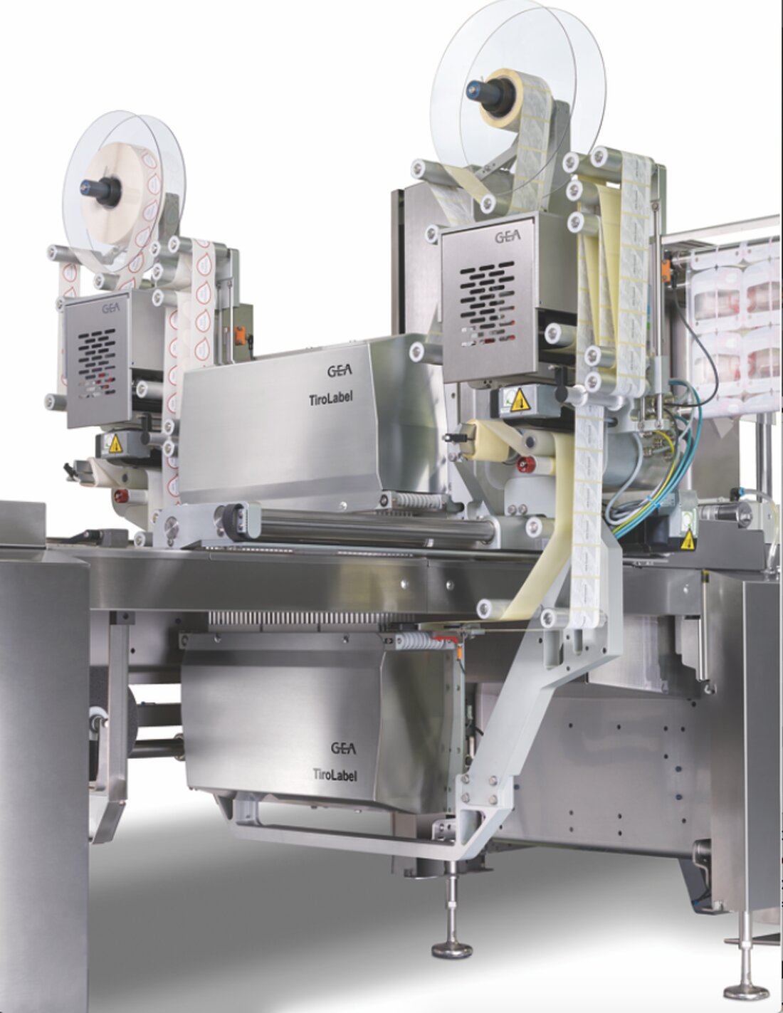 Die Querbahnetikettierer der GEA TiroLabel PLUS-Baureihe etikettieren MAP-, Vakuum- und Skin-Lebensmittelverpackungen von Tiefziehverpackungsmaschinen automatisch. Die Etiketten können auf der Ober- und Unterseite  der Verpackungen angebracht werden. 