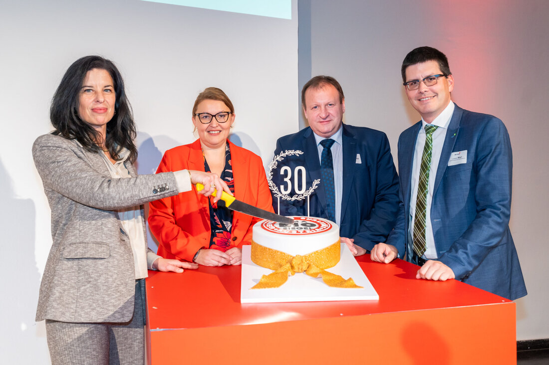 Das AMA-Biosiegel feiert sein 30. Jubiläum und symbolisiert seit 1994 eine starke Verbindung zu nachhaltiger Landwirtschaft und Bio-Qualität in Österreich. Es hilft Konsumentinnen, die hohe Qualität und regionale Herkunft von Bio-Lebensmitteln auf einen Blick zu erkennen. Anlässlich des Jubiläums fand erstmals das AMA Bio-Forum statt und versammelte Branchenexpertinnen, um aktuelle Entwicklungen und Zukunftsperspektiven zu diskutieren. Steigende Beliebtheit und breites Angebot von Bio-Lebensmitteln Bio-Lebensmittel sind aus Österreichs Supermärkten nicht mehr wegzudenken. Laut RollAMA greifen inzwischen 97 Prozent der Haushalte zu Bio-Produkten – besonders bei Milch, Obst und Gemüse. Jüngere Konsument*innen sowie die Generation 50+ kaufen verstärkt Bio. Im ersten Halbjahr 2024 &hellip;