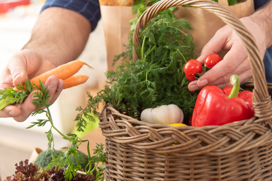 Die Lebensmittelverschwendung in der EU, besonders aufgrund des Missverständnisses des Mindesthaltbarkeitsdatums, verursacht bis zu zehn Prozent der Lebensmittelabfälle. Der WWF drängt auf eine EU-Gesetzesreform zur Haltbarkeitskennzeichnung, um Ressourcenverschwendung und Klimaemissionen zu verringern. Lösungsvorschläge umfassen Produktionsdaten statt Mindesthaltbarkeitsdatum, mehr Produkte ohne Haltbarkeitsdatum, und klare Verständnishilfen. Österreichs Regierung und Lebensmittelindustrie werden aufgefordert, aktiv an dieser Lösung mitzuwirken.