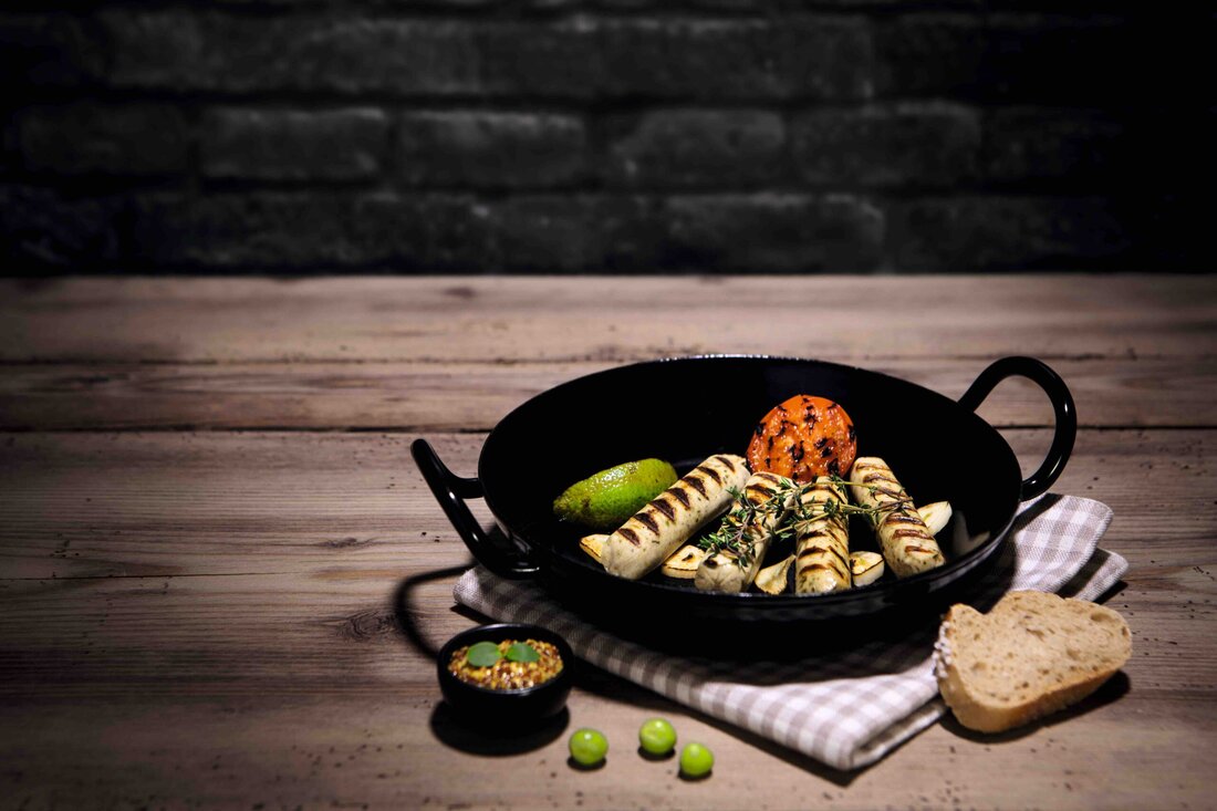 Betriebe, die ihren Kunden auch pflanzlichen Grillgenuss bieten möchten, finden bei Frutarom die passenden Zutaten für authentische Grillspezialitäten mit charakteristischem Geschmack. Hersteller können auf die Expertise der Produktentwickler und Fachberater zurückgreifen, die auf individuelle Wünsche eingehen, Zutaten passgenau zusammenstellen und Rezepturen kreieren. Geschickt kombiniert Veganes Grillgut vereint pflanzliche Proteine, aus Hülsenfrüchten oder Getreide, mit Gewürzen und Kräutern. Dabei muss einerseits das Mundgefühl stimmen, andererseits sollen die Spezialitäten schmecken und aussehen wie das Original. Bratwurst „Around the World“ Internationale Wurstspezialitäten zeigen die vielfältigen Möglichkeiten pflanzlicher Köstlichkeiten für den Grill. Ob klassische Thüringer Bratwurst oder italienische Salsiccia mit Kräutern und Gewürzen – beides …