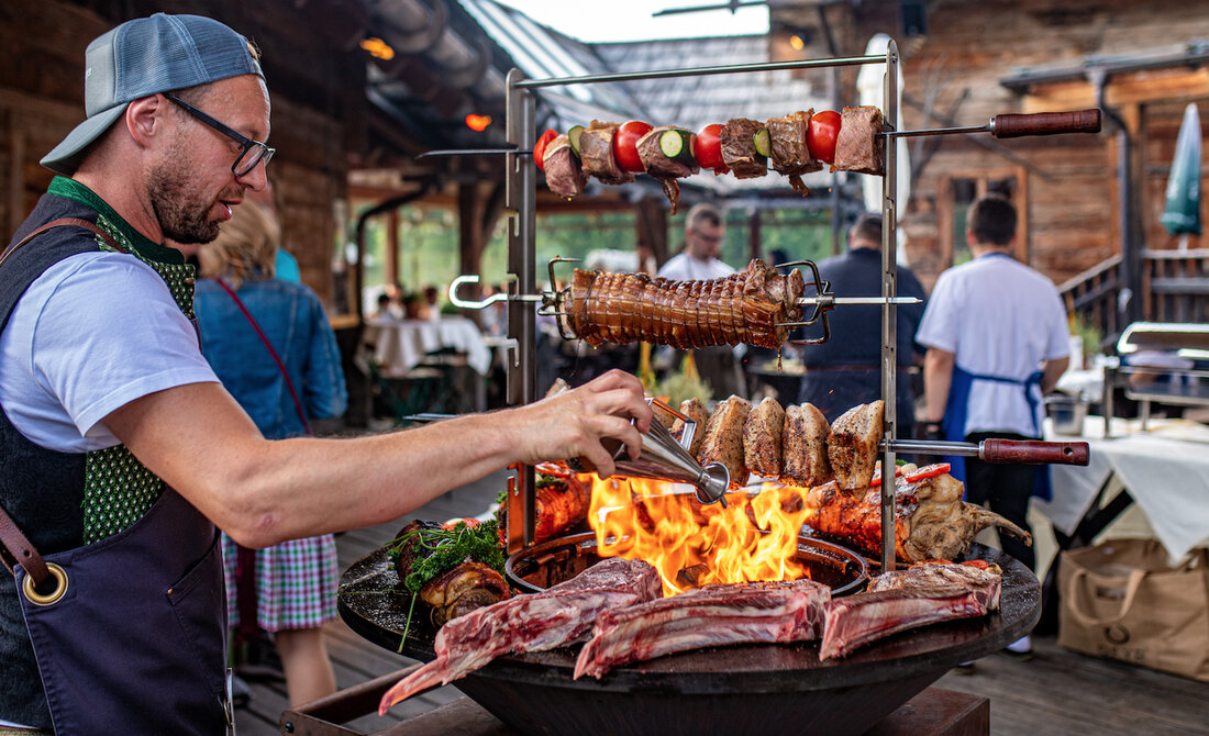 Ofyr ist mehr als nur ein Grillhersteller; es ist eine Lebensart, die es ermöglicht, Kochen und soziale Interaktionen zu vereinen. Mit einer stetig wachsenden Palette an hochwertigen Produkten und einer klaren Vision für die Zukunft des Outdoor-Cookings setzt Ofyr neue Standards in der Welt der kulinarischen Kunst.