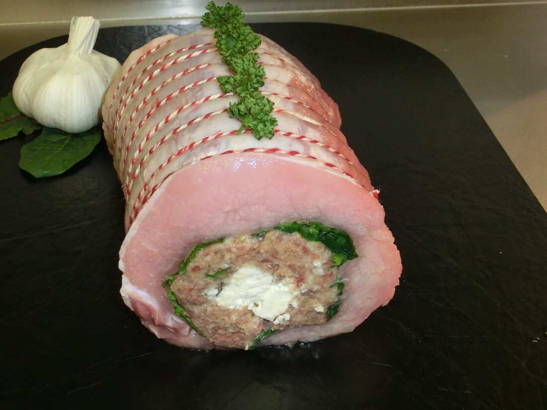 Fleischerei Höller gibt Tipps: so gelingt der allerbeste Osterbraten.Ein Schweinskarre mit Bärlauch und Schafskäse gefüllt wird so zur österlichen Köstlichkeit.