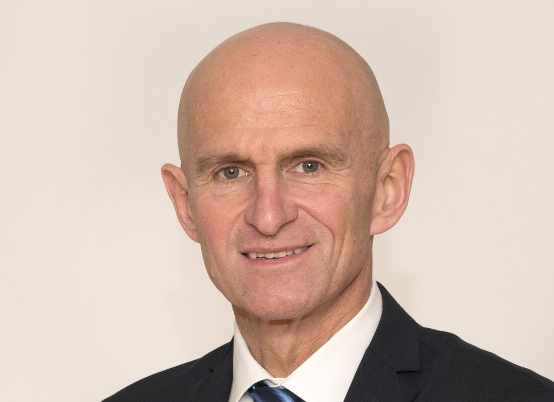 Christof Kessler Der 57-jährige gebürtige Bregenzer konnte sich im Laufe seiner Karriere ein umfangreiches Wissen in der Nahrungs- und Genussmittelbranche aneignen. Erste Erfahrungen im Lebens- mittelsektor sammelte er als Global Key Account Manager bei der Rupp Holding. Von 2005- 2007 war er Geschäftsführer der Agrana Juice Holding und seitdem bis zuletzt bei Schreiber Foods. Bis 2012 als Geschäftsführer Foodservice, danach als Geschäftsführer Food Service Europa und die letzten Jahre als Geschäftsführer Food Service Europa und Business Develo- pment Europa, Asien und Afrika. Er ist der Nachfolger von Mag. Philip Siegel, der aus dem Unternehmen ausscheidet. Gemeinsam mit seinen Geschäftsführungskollegen DI …