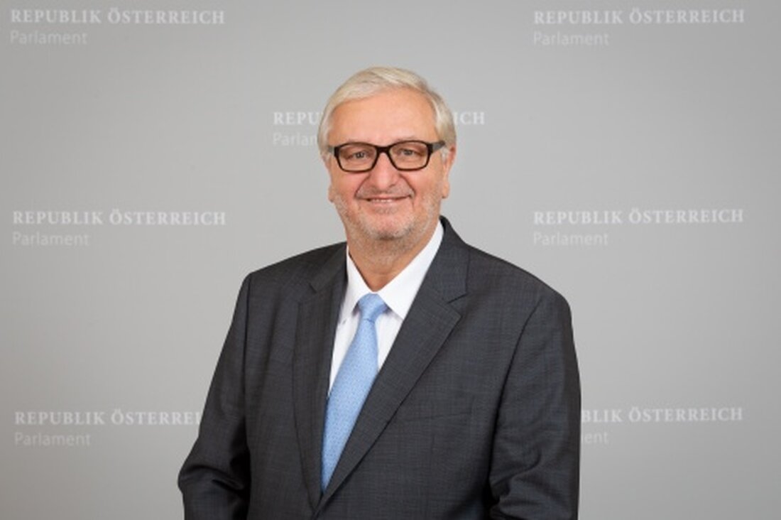 SPÖ-Wirtschaftssprecher Christoph Matznetter reagiert auf den Wutausbruch der Landwirtschaftsministerin Köstinger, der zu einem Rundumschlag gegen alle, außer die ÖVP selbst führte, verwundert: „Die ÖVP stellte seit 1987 alle Landwirtschafts- und alle Wirtschaftsminister. Wir lassen Frau Köstinger gerne auf direktem Weg die Telefonnummer ihrer Kollegin Schramböck zukommen, damit sich die beiden darüber austauschen können, wer von ihnen mehr Schuld an der definitiv schlechten Situation für die Bauern in Österreich trägt“. Matznetter erinnert dabei daran, dass die SPÖ in Regierungszeiten immer für härtere Maßnahmen im Wettbewerbsrecht eingesetzt habe, um einen faireren Wettbewer sicherzustellen, dies aber von der ÖVP stets verhindert wurde. „Wenn …