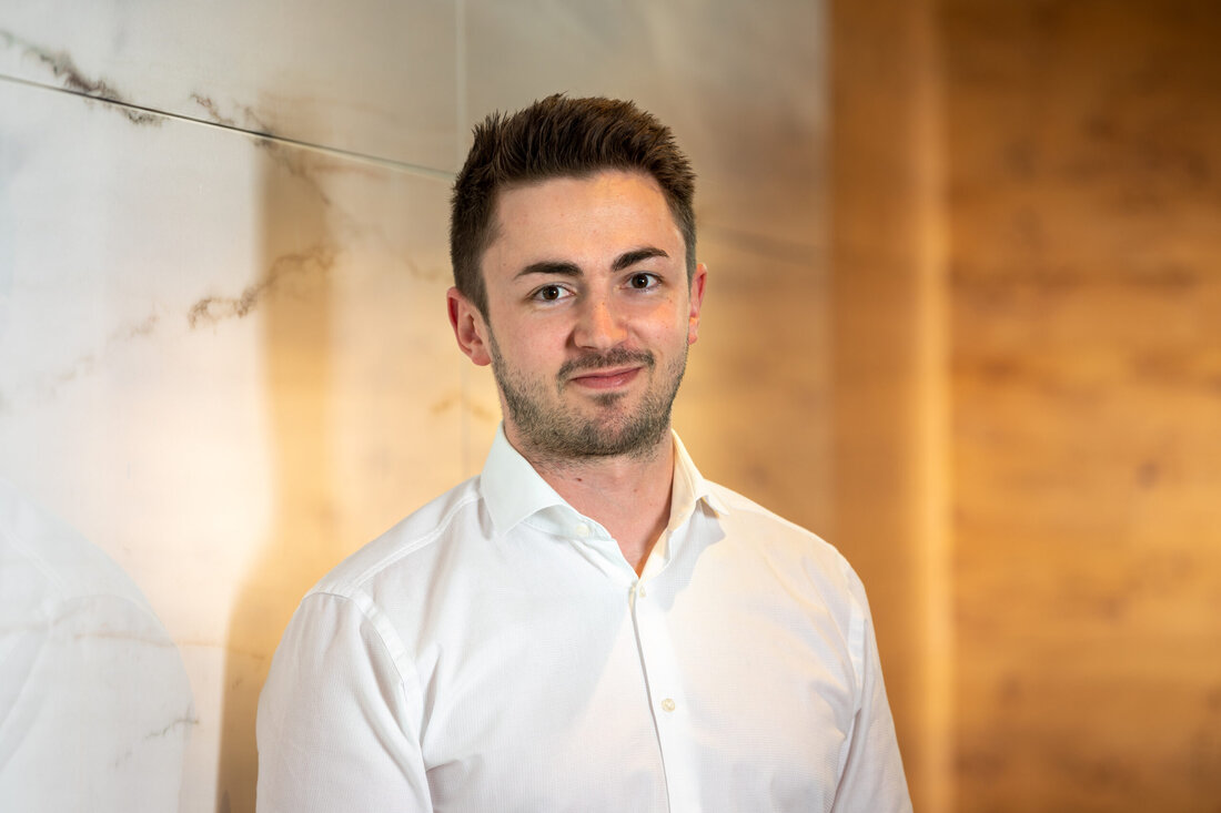 Fleischerei und Gastronomie sind Partner. Der eine kann nicht ohne den anderen.
Wie jede gute Beziehung sind Organisation und Vertrauen Grundpfeiler gelungener Partnerschaften. Marko Locatin hat sich für uns zehn Betriebe und deren Fleischereien genauer angesehen. Hier Teil 9 der Serie.
