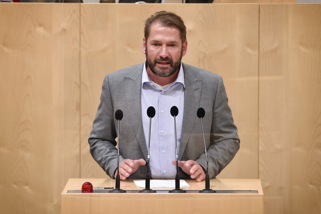 Landwirtschaftssprecher der Grünen Stammler betont Notwendigkeit nach besseren Haltungsbedingungen und mehr Transparenz angesichts jüngster Fleischskandale.