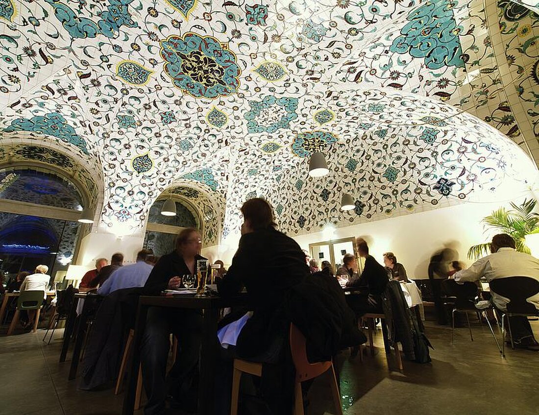 Unter seinem Markennamen WildHerz bespielt Michael Stefanofsky seit einigen Wochen mit dem Architekturzentrumeinen Ort mit schillernder Vergangenheit. Una Abraham stand hier einst am Herd, und Attila Corbacci, Mitbegründer des legendären Café Engländer, führte an diesem Standort ein Café unter den türkisfarbenen Fliesen der türkischen Künstlerin Asiye Kolbai-Kafalier. Stefanofsky fühlt sich nach einigen Wochen „pudelwohl“ an diesem kunstvollen Ort. Sein Motto: „Wir kochen aus dem Wald und mit der Natur, trinken aus großen und kleinen Flaschen und lassen es uns dabei gut gehen,“ trifft hier auf offene Ohren. Das Pop-up wird begeistert angenommen. Doch die Zukunft bleibt ungewiss, Stefanofsky, kann sich …