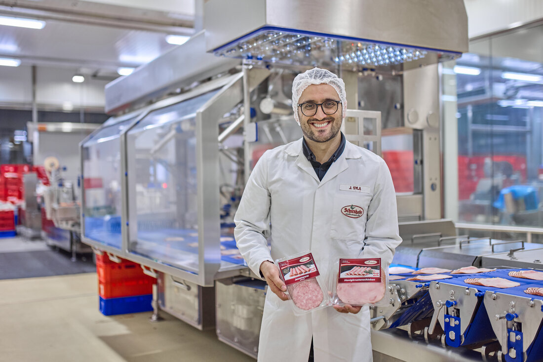 Mit Komplettlinienlösung auf Wachstumskurs. Als es bei Schirnhofer existenziell um die sprichwörtliche Wurst ging,  konnte sich das Unternehmen auf seinen langjährigen Partner für den Maschinen- und Anlagenbau verlassen. Die Firma Weber Food Technology hat das österreichische Traditionsunternehmen mit einer Slicer-Komplettlinie ausgestattet, die es Schirnhofer erlaubt, als Dienstleister im Aufschnittbereich eine Scheibe draufzulegen. 