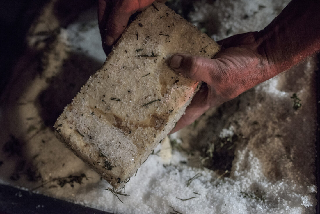 Bescheiden stieg Toni Krispel  vor 34 Jahren in die Landwirtschaft ein. Mit dem „Neusetzer“ gelang ihm ein Speck, der heute nicht nur  in Österreich geschätzt wird.  350 Wollschweine zählt man heute  am Genuss-Gut im Vulkanland (Motto: „Schwein und Wein“), das weiter auf „fleischige“ Innovationen setzt. 