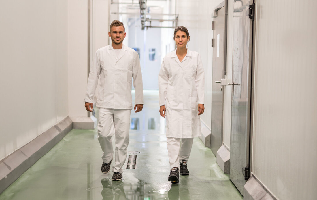 Berufskleidung mit Tradition und Innovation. Ötscher setzt Maßstäbe für die Fleisch- und Lebensmittelbranche.Von der Kühlhausjacke bis zur CI-konformen Servicebekleidung: Ötscher bietet maßgeschneiderte Lösungen für die Fleisch- und Lebensmittelbranche. Nachhaltigkeit, Qualität und individuelle Beratung machen das österreichische Unternehmen zum verlässlichen Partner.