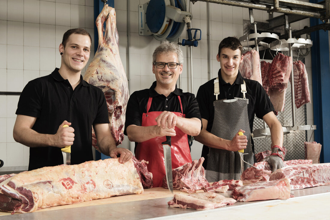 Kein Bundesland war so betroffen von der Pandemie wie unseres, sagt Berufszweigsprecher und Fleischer- meister Peter-Paul Schweighofer. „Viele meiner Tiroler Metzgerkollegen sind von den Lieferungen an die Gastronomie und Hotellerie abhängig. Und diese Betriebe hat es arg erwischt.“ Die Unterstützungsleistungen und Förderungen seien wichtig und hilfreich gewesen, aber letztlich auch nicht immer treffsicher. „Wir wissen aber alle“, ist der Tiroler sicher, „dass ohne diese Hilfszahlungen die Situation dramatisch geendet hätte.“ Auf der anderen Seite weiß Schweighofer, der als Sprecher der Tiroler Landesinnung der Lebensmittelgewerbe die Tiroler Metzger vertritt, dass die Krise auch Positives gebracht hat. Im Gegensatz zu den starken &hellip;