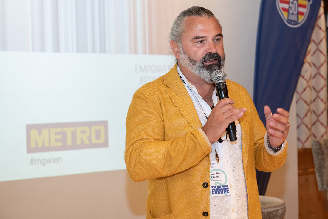 In der Diskussion mit METRO Österreich CEO Xavier Plotitza, Thomas Rudelt, Mitglied der Geschäftsführung und Direktor Einkauf & Supply Chain, Landwirtschaftsminister Norbert Totschnig und Günther Reifer, Gründer und CEO „terra institute“ wurde schnell klar, dass es einen Systemwandel braucht. Neue Denklogik und Systemchange „Unternehmen sind nicht Teil des Problems, sondern Teil der Lösung“, betonte Günther Reifer in seiner Keynote. „Die Unternehmen sind jetzt gefordert und müssen Risiken und Chancen der aktuellen Krisen erkennen. Notwendig seien mutige Entscheidungen und neue Denklogiken, etwa auch in der Produktentwicklung. „Eine moderne Form der Unternehmensführung ist gefragt, die die Themen Lieferketten, aber auch etwa den …