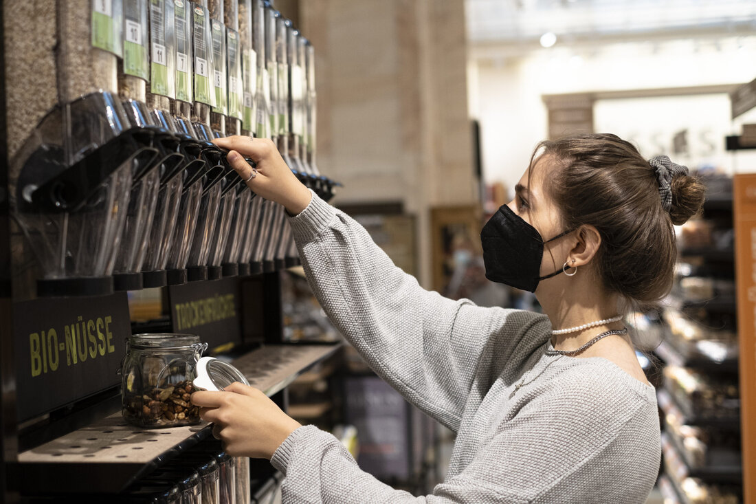Verpackungsmaterialien ausschließlich zu sammeln und wiederzuverwerten wird das große Aufkommen an Müll nicht reduzieren. Um die Umweltbelastung zu reduzieren, fordert Greenpeace Verpackungen wann immer möglich zu vermeiden oder so oft wie möglich wiederzuverwenden. Der aktuelle Greenpeace-Marktcheck hat geprüft, in welchen Supermärkten es für KonsumentInnen möglich ist, Verpackungsmüll einzusparen. Für die Bewertung war entscheidend, ob Mehrweg-Flaschen angeboten und Lebensmittel auch unverpackt erhältlich sind – etwa indem selbst mitgebrachte Essensboxen angenommen werden oder eine Abfüllstation für Trockenartikel vorhanden ist. Insgesamt wurden 35 Produktkategorien, darunter Käse, Schinken, Brot, Bier und Müsli abgefragt. Ernüchterndes Ergebnis Bei den Diskontern Hofer, Lidl und PennyMarkt sind nur …