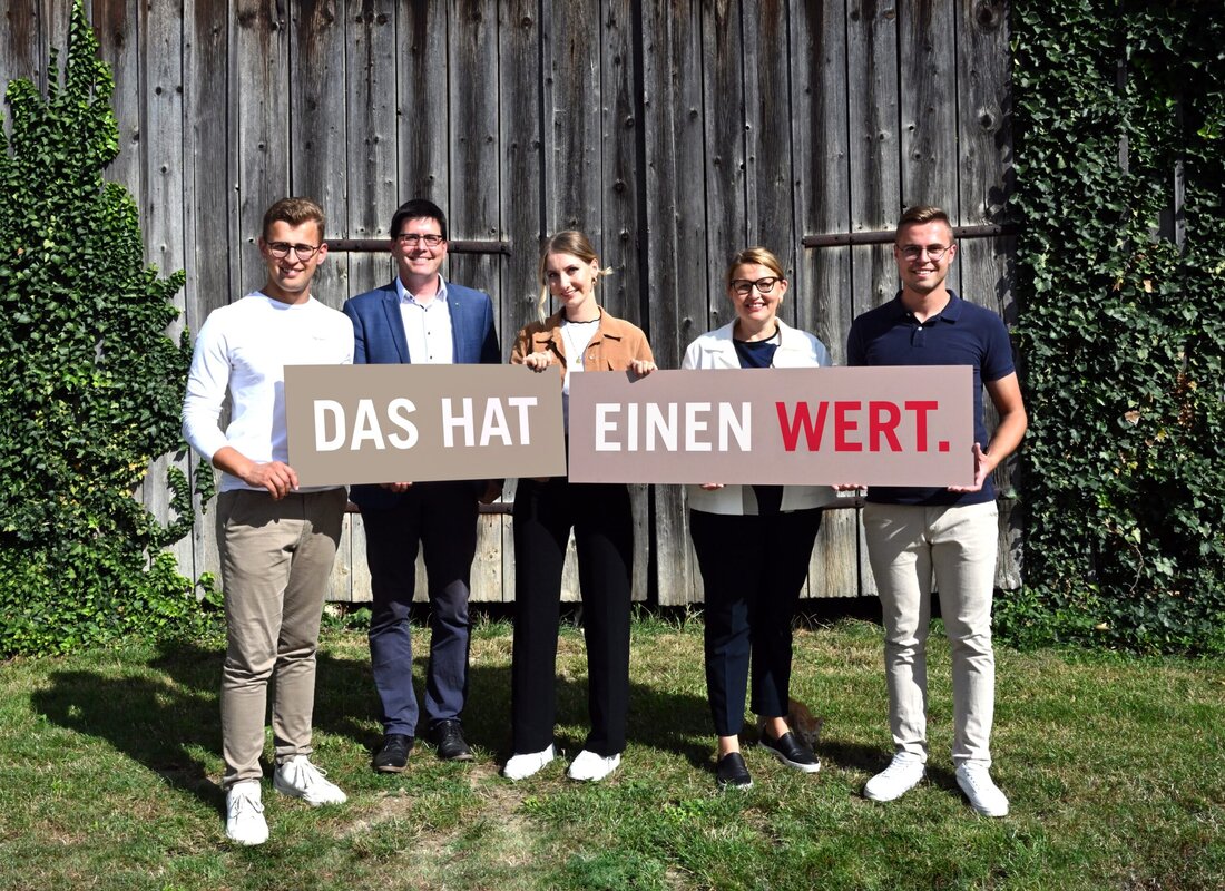 AMA-Marketing startet eine Kampagne, um das Bewusstsein für den Wert von Lebensmitteln zu schärfen. Diese Initiative betont die Bedeutung der heimischen Landwirtschaft und Produzenten und zielt darauf ab, Wertschätzung für Qualität und Nachhaltigkeit zu fördern. Gleichzeitig wird die Verschwendung von Lebensmitteln angesprochen. Die Kampagne setzt auf Transparenz und soll das Verständnis für die Herausforderungen und Leistungen der Lebensmittelproduktion stärken.