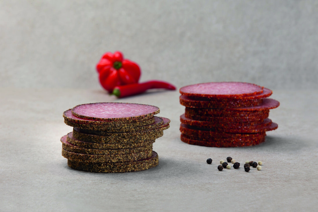 Die einzigartigen Deco Quick Gewürzumhüllungen verleihen allen Spezialitäten in der Vitrine nicht nur ein attraktives Aussehen – die überragende Qualität der Gewürze macht alle Produkte des eigenen Sortiments zu köstlichen Leckerbissen. Auf den gelingsicheren Deco Quick Folien finden sich ausschließlich die besten Kräuter und Gewürze Wibergs Alleskönner Folien für alle Fälle – und das in vielen verschiedenen Geschmacksrichtungen! Mit der multifunktionellen Wiberg Deco Quick Folie gelingen Spezialitäten wirklich immer: einfach, schnell und zuverlässig! Zur Auswahl im umfangreichen Sortiment stehen vertraute Aromen heimischer Kräuter oder spannende Geschmackswelten exotischer Gewürze. Die Deco Quick Ummantelungen sind wahre Alleskönner und veredeln sowohl Schinken, …