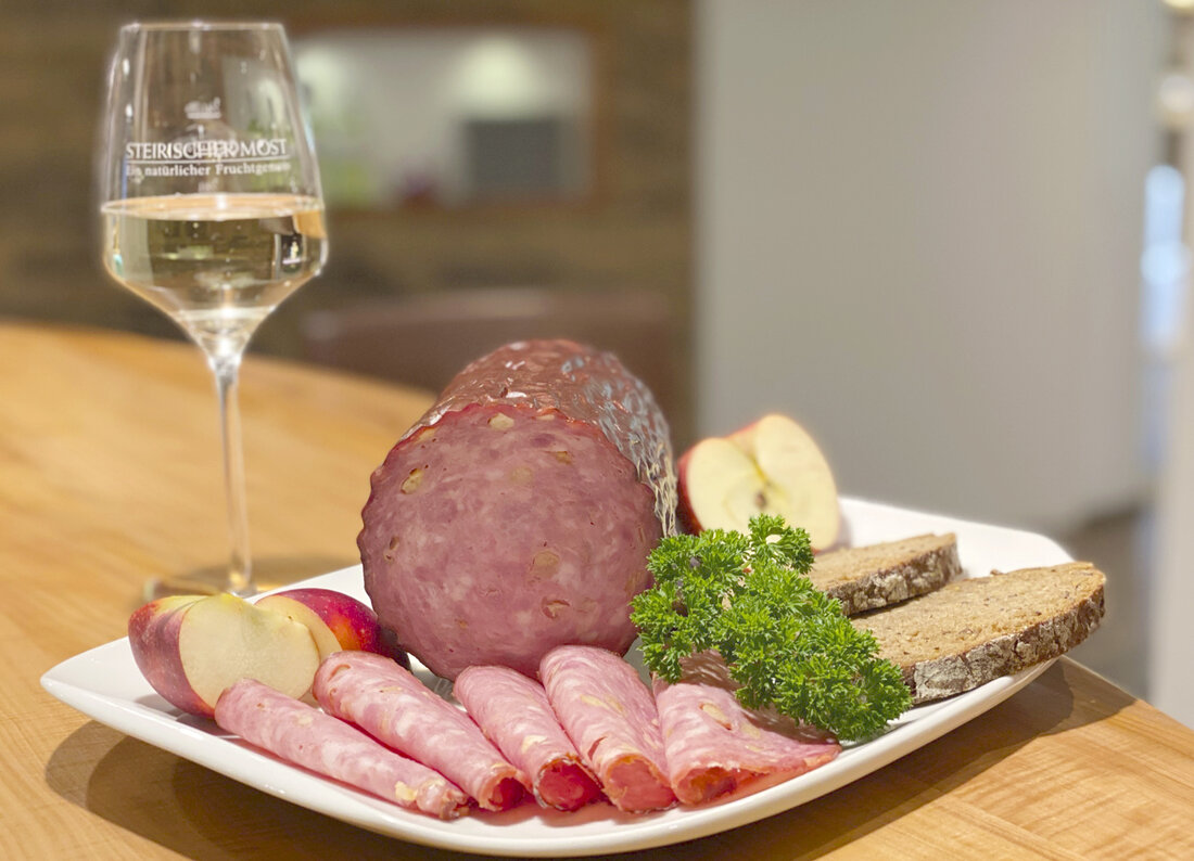 Der „Ilzer Rosenapfel“ machte die oststeirische Gemeinde unsterblich. Dass man den rot-gelben Apfel aber auch „verwursten“ kann, fiel aber erst Philipp Turza und seinem Vater Karl Friedrich ein.