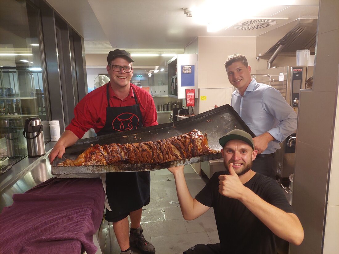 Mitte August lud Alexander Dearing zu einer Veranstaltung in sein Restaurant „Spikes“ am Golfplatz Tuttendörfl (NÖ). Getreu seines Mottos, mit regionalen und nachhaltigen Speisen zu bewirten, bat er den bekannten Langenzersdorfer Fleischermeister Markus Dormayer ein saftig-knuspriges Spanferkel zu machen. Es hat allen gut geschmeckt, dennoch blieb einiges über. Wegwerfen kam nicht infrage: So hat sich das Duo noch während des Events schnell ins Auto gesetzt und das knusprige Stück in die Wiener Gruft gebracht. Danke!