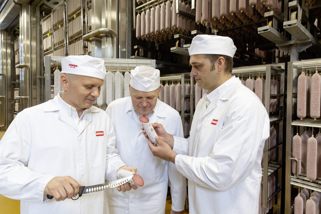 Stastnik:„Slow Food” seit 125 Jahren. Wenn Stastnik in Gerasdorf heuer das 125-jährige Bestehen feiert, ist das nicht nur Nostalgie. Auch in der modernen Produktion des Radatz-Betriebes steckt noch viel ungarisches Know-how
aus der Monarchie, wie Rohwurst-Meister Dragan Petrovic beim exklusiven Rundgang mit „Fleisch & Co“ erläutert.