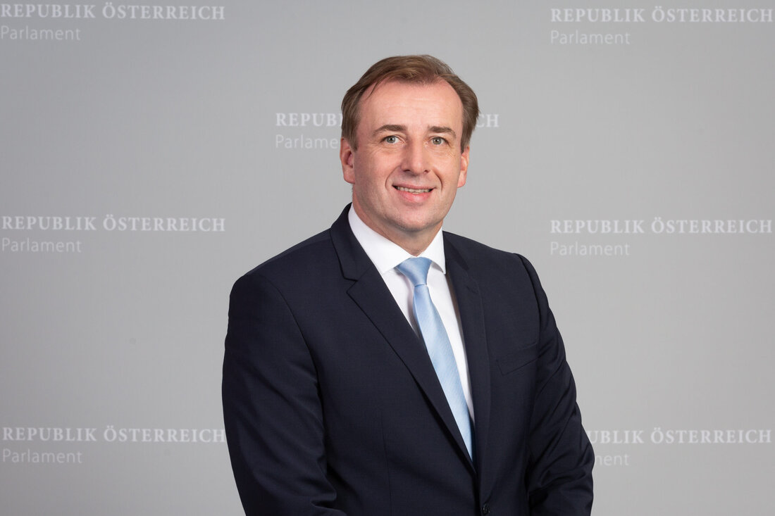 Übergewicht ist die mit Abstand größte Gesundheitsgefährdung für Kinder- und Jugendliche. Die SPÖ fordert daher ein Verbot von Werbung für gesundheitsschädliche Lebensmittel während und nach Sendungen für Kinder und Jugendliche, erklärte SPÖ-Konsumentenschutzsprecher Christian Drobits. Dafür sei es wichtig, dass die in den nächsten Tagen zusammentretende Nationale Ernährungskommission Grenzwerte für gesundheitsschädliche Zusätze wie Fett oder Zucker festlegt, damit Werbeverantwortliche eine klare Handlungsanleitung direkt aus dem Gesundheitsministerium erhalten. „Die ÖVP versucht offensichtlich auf allen Ebenen und mit Falschinformationen, einen derartigen Beschluss zu verhindern. Ich fordere den dafür zuständigen Gesundheitsminister Mückstein auf, diesem Druck nicht nachzugeben“, so Drobits. Schutz vor Übergewicht Die angestrebten …