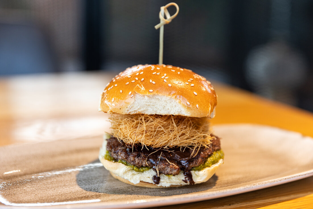 Entdecken Sie den Haarigen Hype : Dubai-Schokolade erobert die Regale als Tafel, Kuchen und mehr. Leckere Tipps zur kreativen Nutzung erwarten Sie!