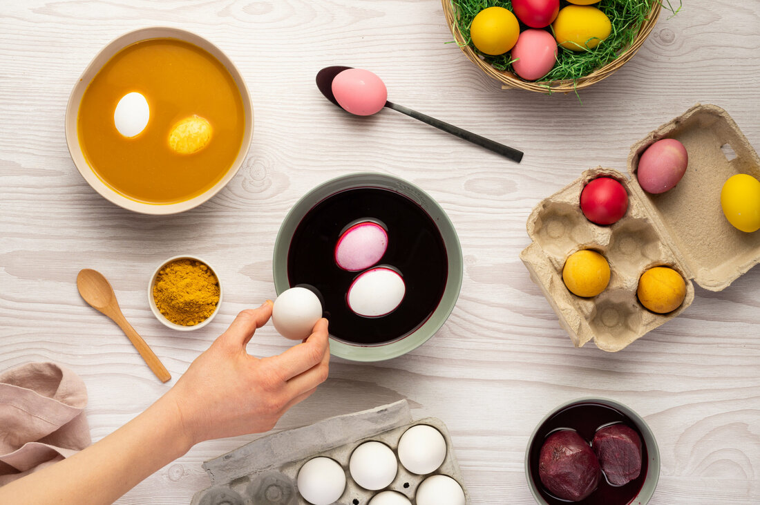 Farbig-frohe Ostern: Das Färben von Ostereiern macht großen Spaß und schafft vor allem mit Kindern besondere und unvergessliche Momente. Wer es zu Hause selbst ausprobieren möchte, kann einfach in den Küchenschrank greifen, denn fein gemahlene Gewürze bieten hierbei eine natürliche Alternative zu herkömmlichen Eierfarben!
