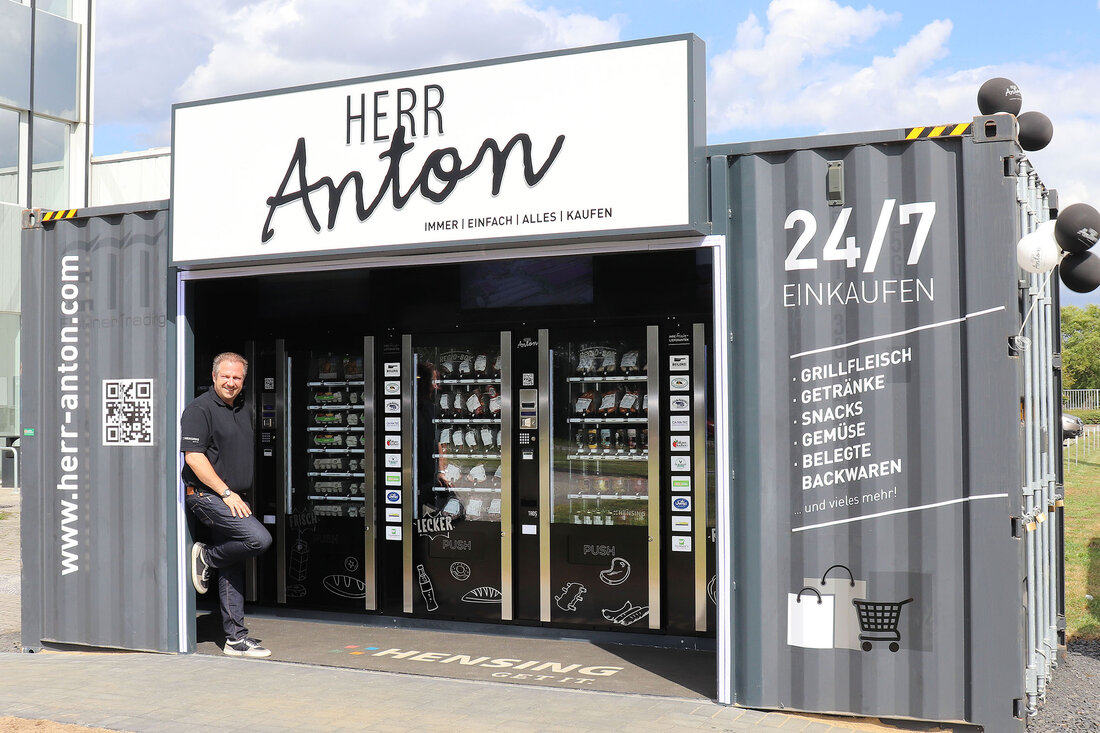 „Mit der Eröffnung von „Herr Anton“ – dem zurzeit größten Lebensmittel-Automatenshop in Deutschland – möchte ich eine neue Ära im Lebensmittelverkauf einläuten. Früher gingen die Menschen schnell mal zu Tante Emma. Jetzt kann der Verbraucher zu jeder Tages- und Nachtzeit Lebensmittel, Snacks oder Getränke bei ‚Herr Anton‘ kaufen,“ freut sich Dirk Hensing über den ersten Automaten-Shop „Herr Anton“. Im nordrhein-westfälischen Emsdetten ist der erste Automaten-Supermarkt „Herr Anton“ Deutschlands zu finden. Auf dem Gelände der Procar Automobile Münsterland GmbH (Grevener Damm 260, Emsdetten) kann man ab sofort an sieben Tagen in der Woche rund um die Uhr einkaufen. Ob fehlende Zutaten &hellip;
