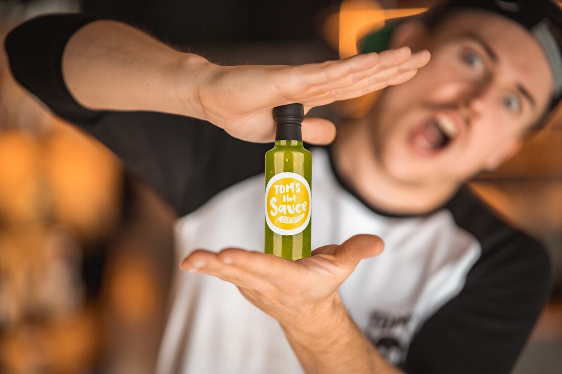So wird Fleisch so richtig scharf: Beste Chilisauce der Welt kommt erneut aus Kärnten. Dieses Mal gewinnt der Klagenfurter Chilisaucen-Produzent Tommy Hlatky mit der „TOM’S HOT SAUCE – Evergreen“ bei den Scovie Awards 2024. Plus: Drei dritte Plätze für neue Saucen. Eine davon in Zusammenarbeit mit dem bekannten Foodblogger Gerhard Dragschitz alias „Motion Cooking“.