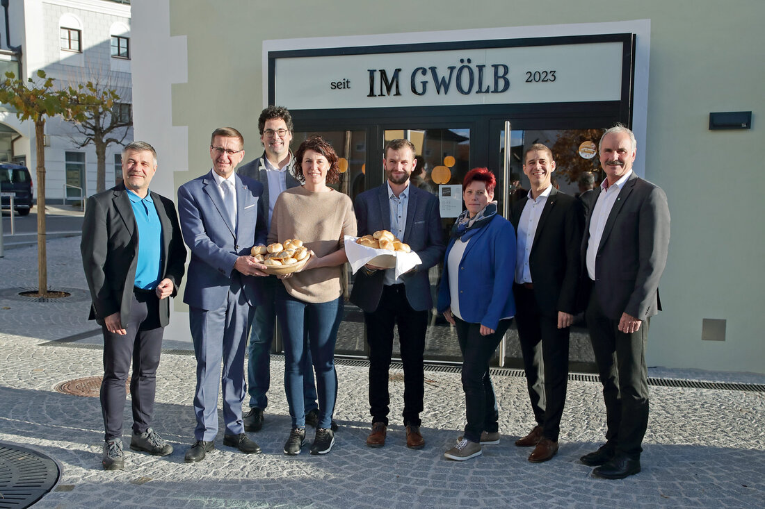 „Bäckerei im Gwölb“: Leerstandnutzung belebt Vorchdorfs Ortszentrum dank OÖ. Aktionsprogramm". Oberösterreich setzt ein starkes Zeichen für Leerstandnutzung und Ortskernbelebung, indem es die Erfolgsgeschichte der "Bäckerei im Gwölb" in Vorchdorf präsentiert. Die Wirtschafts- und Raumordnungs-Landesrat Markus Achleitner betont dabei die Bedeutung von Maßnahmen zur Bodenschonung und zukunftsorientierten Raumordnung.