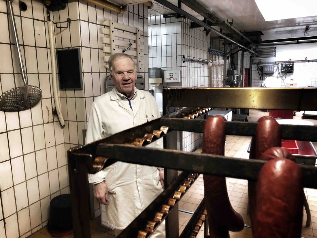 Nach 90 Jahren ist Schluss. 50 Jahre war Erwin Fellner Fleischer aus Berufung, wie er selbst betont. Wir treffen uns in seiner Fleischerei mit Buffet im 20. Wiener Gemeindebezirk. Als er dieses Geschäft 1971 öffnete (seine Eltern hatten 1931 um die Ecke begonnen), gab es allein in der Brigittenau noch 16 Fleischer, vier am nahen Hannovermarkt. So viele selbstständige Fleischer gibt es heute nicht mehr – in ganz Wien. Warum? MIt 73 in Pension Wir wissen’s eh alle: Der ewige Preiskampf mit den Supermärkten … „Die Leute glauben beim Billa sei das Schnitzel und die Wurst billiger, was nicht stimmt!“, sagt Fellner. &hellip;