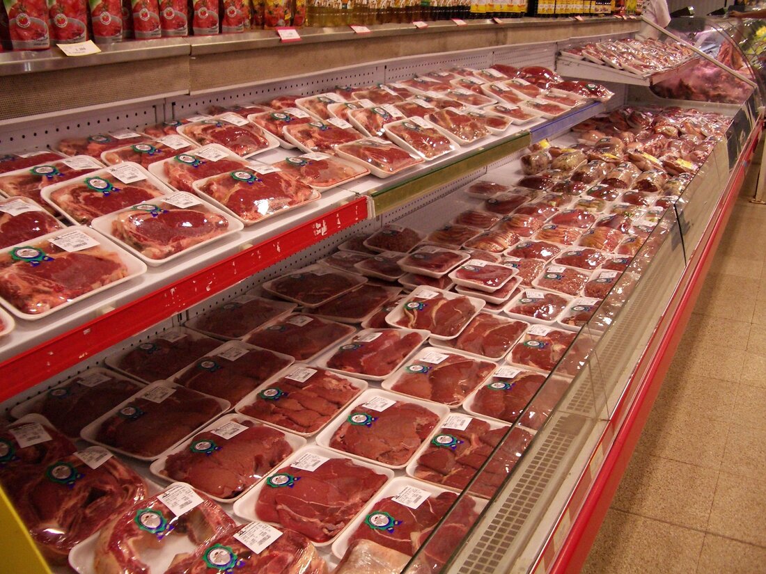 Billigfleisch erlebt während der Grillsaison Hochkonjunktur – das zeigt eine neue Marktanalyse der Umweltschutzorganisation WWF Österreich, für die bereits zum dritten Mal in Folge Flugblätter von sechs heimischen Supermarkt-Ketten auf ihr Grillsortiment untersucht wurden. Insgesamt haben die Supermärkte in einem vierwöchigen Untersuchungszeitraum 264 Fleischprodukte um durchschnittlich 24 Prozent verbilligt angeboten. Jedes fünfte Fleischprodukt in Aktion stammte aus dem Ausland. Fazit: „Billigfleisch boomt – mit fatalen Folgen für unseren Planeten, unsere Gesundheit und unsere Landwirtschaft. Der perfide Preiskampf muss endlich ein Ende haben. Wir brauchen klimafaire Preise, die die wahren Kosten von Billigfleisch abbilden“, fordert Hannah-Heidi Schindler, Expertin für nachhaltige Ernährung …