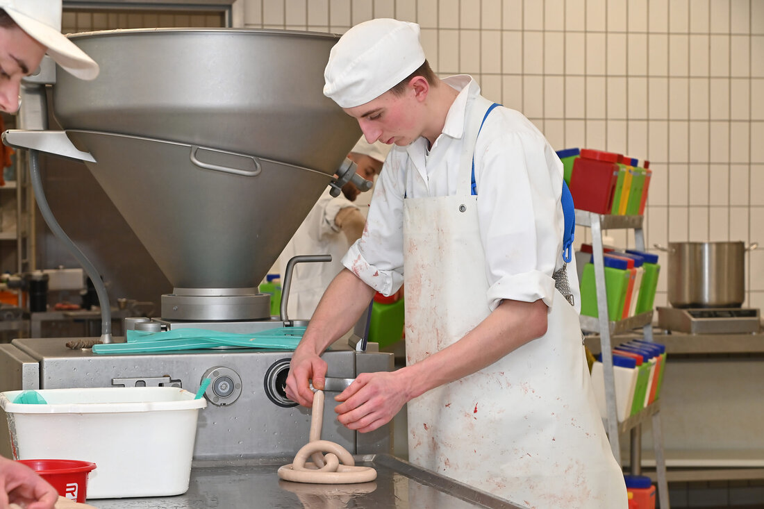 Oberösterreichs bester Nachwuchsfleischer ist der Münzbacher Florian Pilshofer vom väterlichen Lehrbetrieb Leopold Pilshofer in Münzbach. Er setzte sich beim Landeslehrlingswettbewerb der Fleischer gegen den zweitplatzierten Florian Kaissl aus Engerwitzdorf vom Lehrbetrieb Rudolf Wegschaider in Steyregg durch. Platz drei sicherte sich Thomas Hammer aus Luftenberg vom Lehrbetrieb Karl Heinz Fürst aus Pregarten. Verändertes Berufsbild Die Teilnehmer hatten beim Landeslehrlingswettbewerb unter Zeitdruck eine ganze Reihe von Aufgaben zu bewältigen. So mussten sie unter anderem Fleisch grob und fein zerlegen, eine Schweinsschulter verkaufsfertig vorlegen, Sülze und Frankfurter herstellen, küchenfertige Erzeugnisse und eine Aufschnitt-, Schinken-, Speck- und Bratenplatte produzieren sowie entsprechend dekorativ präsentieren. Schnelles, …
