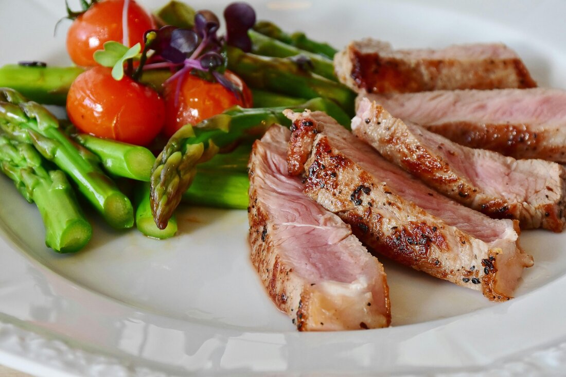 Die EAT-Lancet 2.0-Empfehlungen für eine pflanzenbasierte Ernährung stehen in der Kritik. Experten bemängeln falsche Zahlen und warnen, dass die Rolle von Fleisch für Nährstoffversorgung, Gesundheit und Ernährungssicherheit unterschätzt wird.