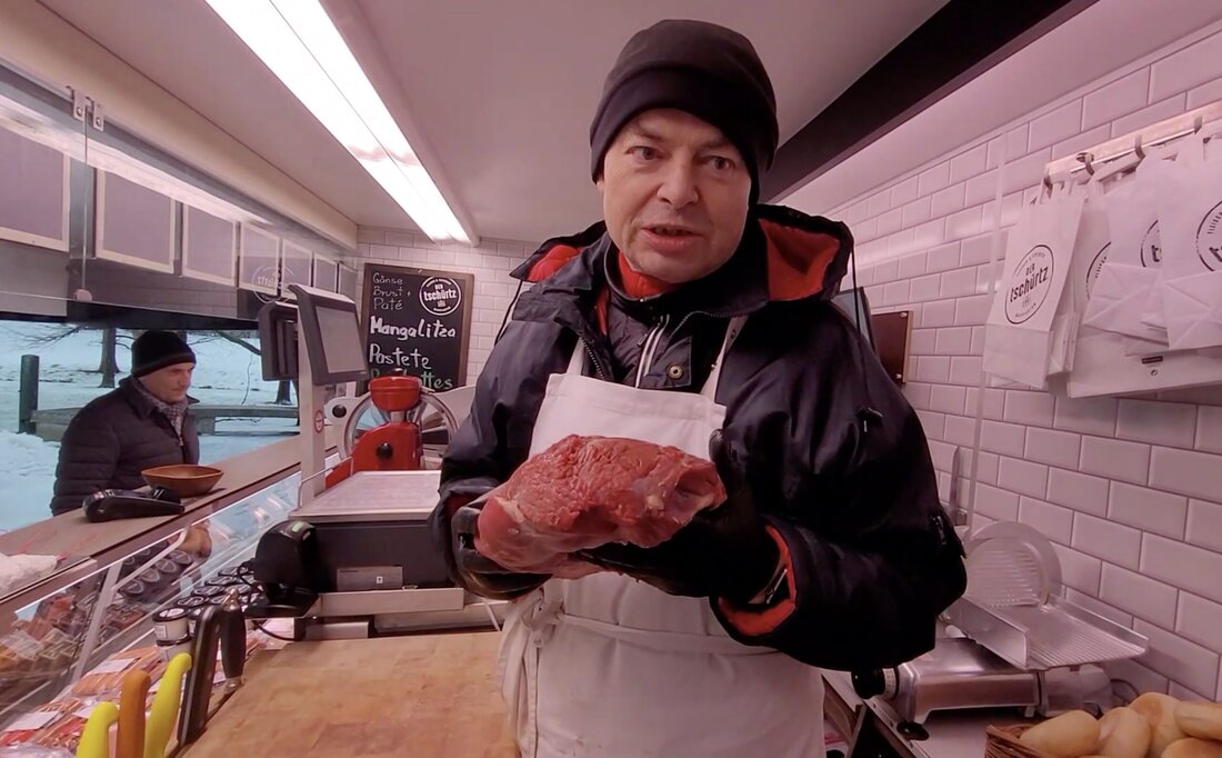 Das Schulterschwanzl ist ein Muskelteil vom Rind, der sehr viel bewegt wird. Der muss bei allen Gerichten lange gekocht werden, z.B. für die Suppe an Stelle vom Tafelspitz, oder für langsam Geschmortes, etwa mit Rotwein oder für Gulasch. Autorin: Andrea Pascher